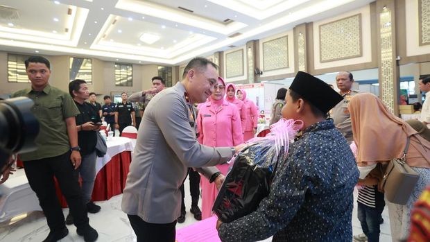 Sejumlah penyandang disabilitas diundang ke Polda Jatim untuk menerima bantuan.