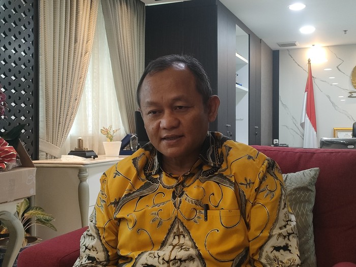 Sekjen Golkar Sarmuji di kompleks parlemen, Senayan, Jakarta, Senin (16/6/2025).