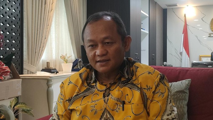 Sekjen Golkar Sarmuji di kompleks parlemen, Senayan, Jakarta, Senin (16/6/2025).