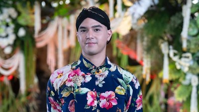9 Potret Tampan Al Ghazali Siraman, Pakai Beskap Motif Bunga