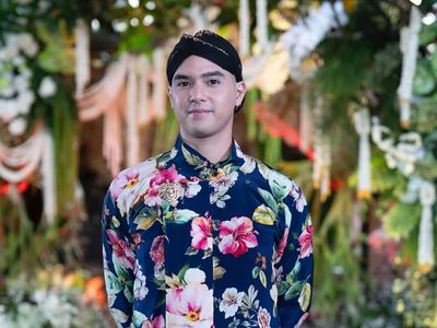 9 Potret Tampan Al Ghazali Siraman, Pakai Beskap Motif Bunga
