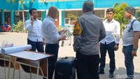 Peristiwa bermula saat pihak sekolah menggelar kegiatan olahraga bersama di halaman tengah, Senin (16/6/2025) pagi. Setelah kegiatan korban istirahat duduk di sekitar taman dekat meja MC. Saat duduk-duduk itu, korban memegang kabel peralatan elektronik mikrofon. Tiba-tiba korban tersengat listrik dan tergeletak. (Foto: Muhajir Arifin/detikJatim)