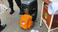 Polisi langsung melakukan penyelidikan dengan mendatangi TKP. Polisi juga mengamankan kabel mikrofon pemicu tewasnya siswa SMP 3 Pasuruan. Begini penampakannya! (Foto: Muhajir Arifin/detikJatim)
