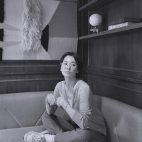 Meski bukan untuk liburan, Song Hye Kyo tampak menikmati waktunya. Pemain drama Korea ‘The Glory’ itu terlihat masih berambut pendek. Foto: Instagram @hyo1122