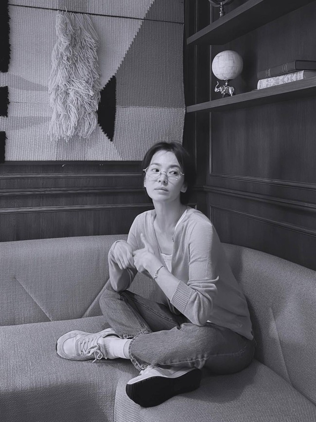 Meski bukan untuk liburan, Song Hye Kyo tampak menikmati waktunya. Pemain drama Korea ‘The Glory’ itu terlihat masih berambut pendek. Foto: Instagram @hyo1122