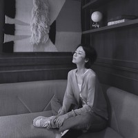 Selagi memakai padahan tank top dan kardigan, Song Hye Kyo menampilkan sisi lain dirinya dengan kacamata. Ia tampil relaks bersama orang-orang terdekat.Foto: Instagram @hyo1122