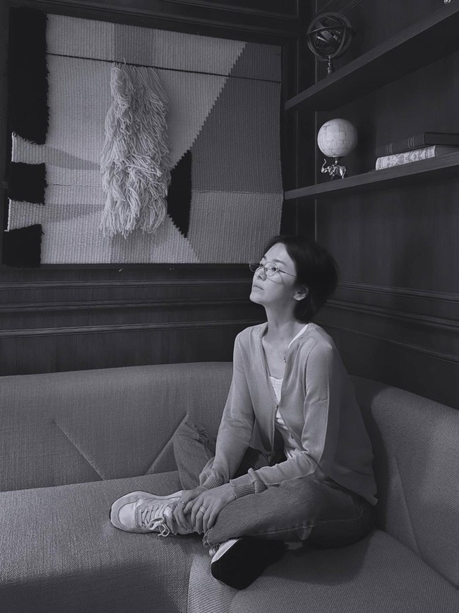 Selagi memakai padahan tank top dan kardigan, Song Hye Kyo menampilkan sisi lain dirinya dengan kacamata. Ia tampil relaks bersama orang-orang terdekat.Foto: Instagram @hyo1122