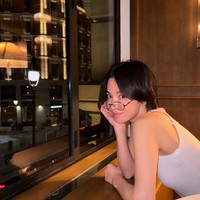 Aktris ‘DarkNuns’ itu memamerkan kecantikan alaminya selagi tampil minim makeup. Meski terlihat lebih pucat, visualnya yang sering disebut sebagai aktris paling cantik Korea tetap mempesona. Foto: Instagram @hyo1122