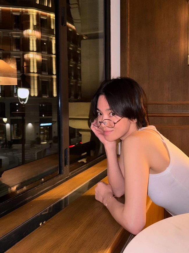 Aktris ‘DarkNuns’ itu memamerkan kecantikan alaminya selagi tampil minim makeup. Meski terlihat lebih pucat, visualnya yang sering disebut sebagai aktris paling cantik Korea tetap mempesona. Foto: Instagram @hyo1122
