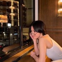 Song Hye Kyo pergi ke Spanyol untuk perjalanan bisnis beberapa waktu lalu. Dalam postingan terbaru di Instagram, aktris cantik itu pun memamerkan pesonanya selama bekerja sambil liburan.Foto: Instagram @hyo1122