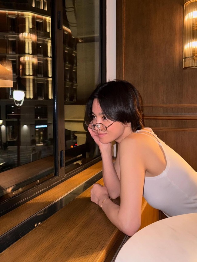 Song Hye Kyo pergi ke Spanyol untuk perjalanan bisnis beberapa waktu lalu. Dalam postingan terbaru di Instagram, aktris cantik itu pun memamerkan pesonanya selama bekerja sambil liburan.Foto: Instagram @hyo1122
