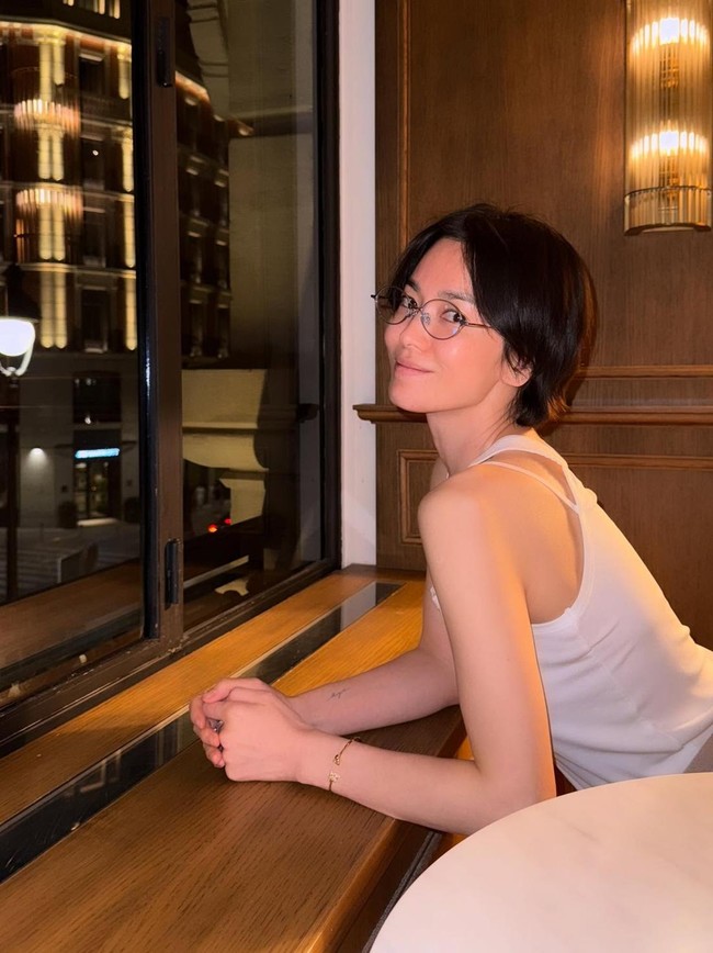 Di kolom komentar, banyak orang memuji kecantikan wanita 43 tahun tersebut yang disebut tidak menua. “Visual Hye Kyo terus saja semakin cantik,” “Wow, gadis seksi,” “Suka sekali dengan foto terakhir,” tulis netizen.Foto: Instagram @hyo1122