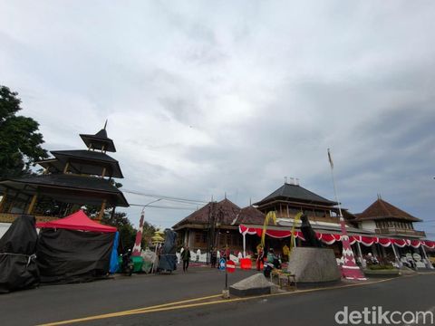 Suasana Paseban Tri Panca Tunggal Sunda Wiwitan Cigugur Kuningan.