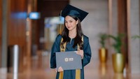 Saat mengunggah foto wisuda Sydney, Cut Tari ditanya netizen soal keberadaan Yusuf Subrata, mantan suaminya yang juga ayah kandung putrinya. Pak yusup kok gak ada ya, tanya @tati_iswizal. Ada, Papanya dateng dan fotonya udah di post kemarin ini di ig story saya, jawab Tari. (Foto: dok Instagram)