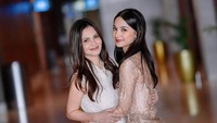 Sydney mengabadikan momen kelulusan bersama ibundanya, Cut Tari. (Foto: dok Instagram)