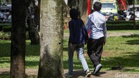 Larangan ini bukan tanpa dasar hukum. Perbuatan asusila di tempat umum termasuk pelanggaran terhadap Peraturan Daerah (Perda) DKI Jakarta Nomor 8 Tahun 2007 tentang Ketertiban Umum.