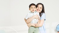 Tasya Kamila mengaku anak pertamanya sudah koleksi kipas angin dari berbagai merek. Di setiap tahapan perkembangannya memang berkembang juga main kipasnya dia, umur setahun dia jejerin, terus dia belajar warna, berimajinasi. Terus lanjut lagi dia mulai tertarik dengan komponen kipas, jadi dia kayak bengkel. Sampai sekarang dia sudah mulai bergeser nih 4-5 tahun mengkreasikan kipas dari kardus jadi kipas, botol apa jadi kipas, tuturnya. (Foto: dok Instagram)