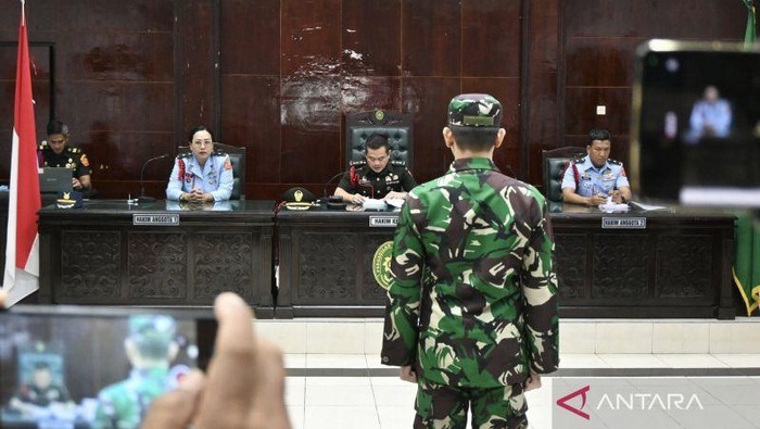 Terdakwa Kelasi Satu Jumran berdiri di hadapan majelis hakim mendengarkan pembacaan vonis hukuman pidana penjara seumur hidup terkait kasus pembunuhan jurnalis Juwita. (ANTARA/Tumpal Andani Aritonang)
