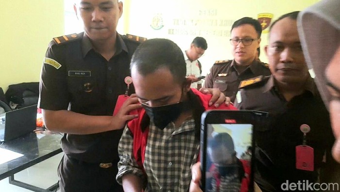 Seorang juru taksir lembaga keuangan non bank plat merah ditahan.