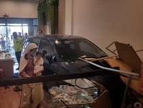 Porak-poranda Toko Rohani di Kota Malang Diterjang Suzuki Aerio