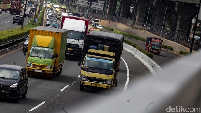 Truk melintas di Tol Lingkar Luar Jakarta (JORR), Jakarta, Senin (16/6/2025). Pemerintah menargetkan aturan zero obesitas atau over dimension over loading (ODOL) atau truk obesitas berlaku paling lambat 2026. Salah satu langkah awal, yakni mengawasi pergerakan truk obesitas agar tidak melakukan pelanggaran hukum di jalan.