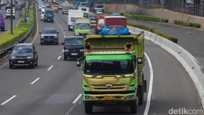Truk melintas di Tol Lingkar Luar Jakarta (JORR), Jakarta, Senin (16/6/2025). Pemerintah menargetkan aturan zero obesitas atau over dimension over loading (ODOL) atau truk obesitas berlaku paling lambat 2026. Salah satu langkah awal, yakni mengawasi pergerakan truk obesitas agar tidak melakukan pelanggaran hukum di jalan.