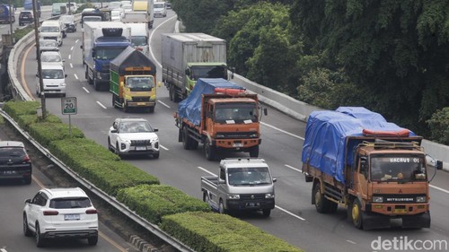 Truk melintas di Tol Lingkar Luar Jakarta (JORR), Jakarta, Senin (16/6/2025). Pemerintah menargetkan aturan zero obesitas atau over dimension over loading (ODOL) atau truk obesitas berlaku paling lambat 2026. Salah satu langkah awal, yakni mengawasi pergerakan truk obesitas agar tidak melakukan pelanggaran hukum di jalan.