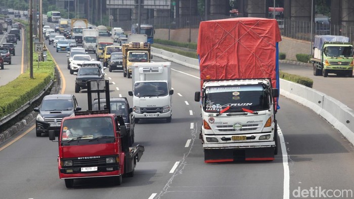 Truk melintas di Tol Lingkar Luar Jakarta (JORR), Jakarta, Senin (16/6/2025). Pemerintah menargetkan aturan zero obesitas atau over dimension over loading (ODOL) atau truk obesitas berlaku paling lambat 2026. Salah satu langkah awal, yakni mengawasi pergerakan truk obesitas agar tidak melakukan pelanggaran hukum di jalan.