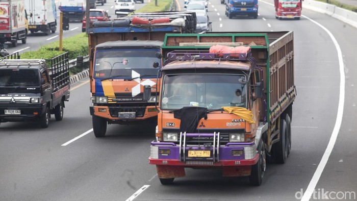 Truk Obesitas Mau Dibasmi, Paling Lambat 2026 Truk melintas di Tol Lingkar Luar Jakarta (JORR), Jakarta, Senin (16/6/2025). Pemerintah menargetkan aturan zero obesitas atau over dimension over loading (ODOL) atau truk obesitas berlaku paling lambat 2026. Salah satu langkah awal, yakni mengawasi pergerakan truk obesitas agar tidak melakukan pelanggaran hukum di jalan.