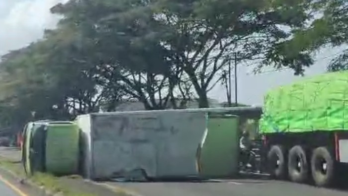 Truk terguling usai pecah ban di Lamongan