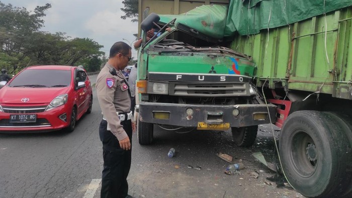 Truk yang kecelakaan di Purwodadi Pasuruan.