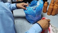 Ada pula jemaah yang memasukkan botol berisi 5 liter air zamzan ke koper. (Foto: Haris Fadhil/detikcom)