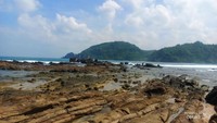 Pantai berkarang nan cantik
