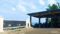 Pantai Wediombo terlihat dari atas bukit pintu masuk.