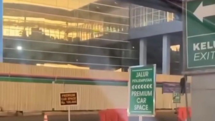 Viral jalur Premium Car Space di Bandara Internasional Sultan Hasanuddin Makassar dikeluhkan warga mesti bayar Rp 100 ribu.