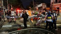 Serangan ini menyebabkan kerusakan parah pada sejumlah infrastruktur, termasuk gedung apartemen, pertokoan, dan jaringan listrik. Warga terlihat mengevakuasi diri dalam kepanikan, sementara tim penyelamat berjibaku mencari korban di antara reruntuhan. REUTERS/Ronen Zvulun
