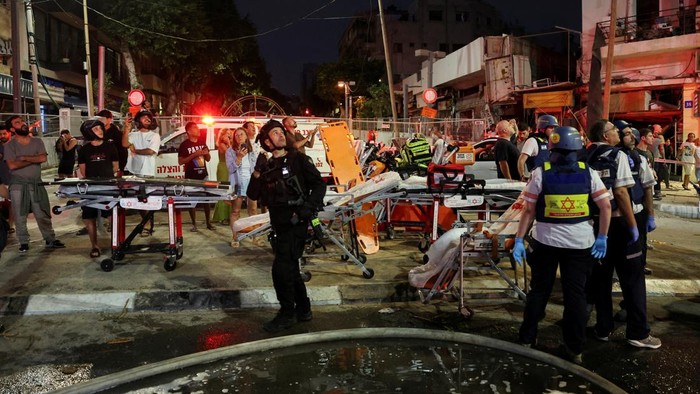 Wajah Salah Satu Sudut Kota Tel Aviv Usai Dihantam Rudal Iran Sisa-sisa kepulan asap masih membubung di langit Tel Aviv, sementara puing-puing bangunan berserakan di jalanan. Serangan rudal yang diluncurkan Iran dalam eskalasi terbaru konflik di Timur Tengah telah menghantam salah satu sudut kota metropolitan Israel. REUTERS/Ronen Zvulun