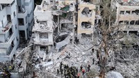 Jalan yang biasanya ramai berubah menjadi zona krisis, sunyi, rusak, dan penuh kecemasan. Wajah Tel Aviv hari ini menjadi simbol nyata dari memburuknya konflik dua negara yang bisa berdampak lebih luas bagi stabilitas kawasan, bahkan dunia. REUTERS/Ronen Zvulun