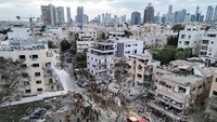 Pemerintah Israel menerima hampir 39.000 klaim kompensasi atau permintaan ganti rugi dari warganya untuk kerusakan material secara langsung yang disebabkan oleh serangan-serangan rudal Iran selama lebih dari sepekan terakhir. Foto: REUTERS/Ronen Zvulun