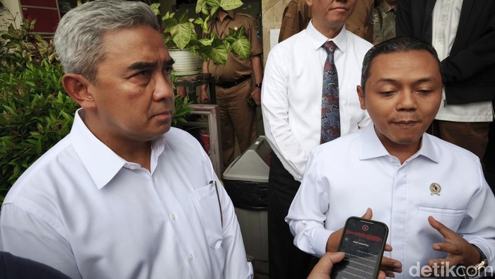 Wali Kota Bandung Muhammad Farhan bersama Wakil Menteri Pendidikan Dasar dan Menengah Fajar Riza Ul Haq