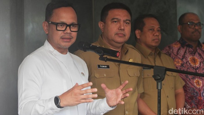 Wakil Menteri Dalam Negeri Indonesia, Bima Arya Sugiarto didampingi jajaran terkait memberikan konferensi pers usai rapat membahas polemik Pulau Lipan, Pulau Panjang, Pulau Mangkir Besar dan Pulau Mangkir Kecil di  Kantor Kemendagri, Jakarta, Senin (16/6/2025).