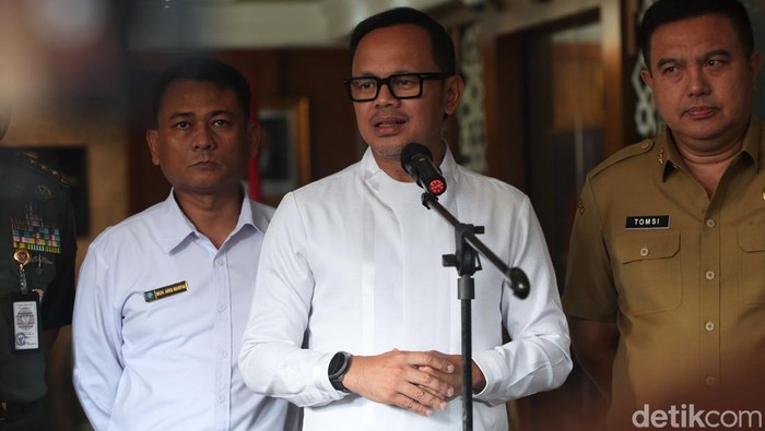 Wamendagri Jelaskan Polemik Status 4 Pulau Rebutan Aceh-Sumut Wakil Menteri Dalam Negeri Indonesia, Bima Arya Sugiarto didampingi jajaran terkait memberikan konferensi pers usai rapat membahas polemikΒ Pulau Lipan, Pulau Panjang, Pulau Mangkir Besar dan Pulau Mangkir Kecil diΒ Β Kantor Kemendagri, Jakarta, Senin (16/6/2025).