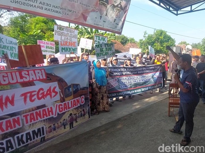 Warga Desa Tunggulsari, Kendal, demo di depan balai desa untuk menolak tambang galian C, Senin (16/6/2025).