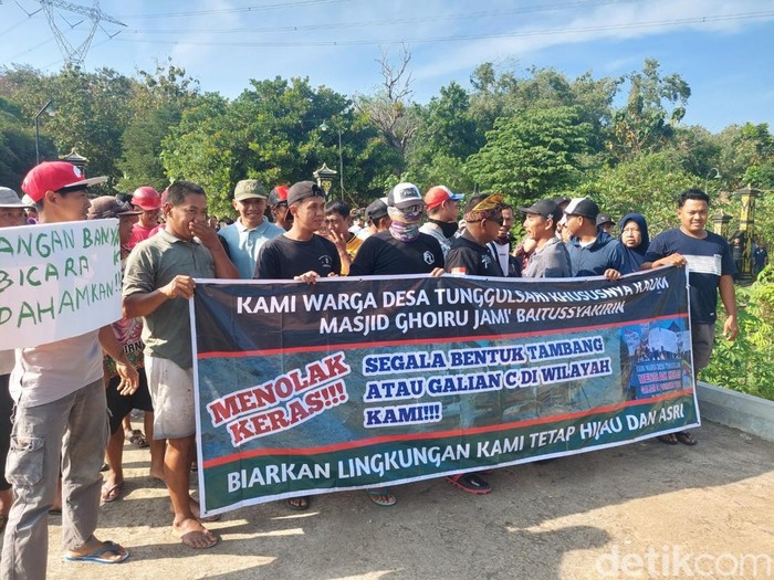 Warga Desa Tunggulsari, Kendal, demo tolak galian C, Senin (16/6/2025).