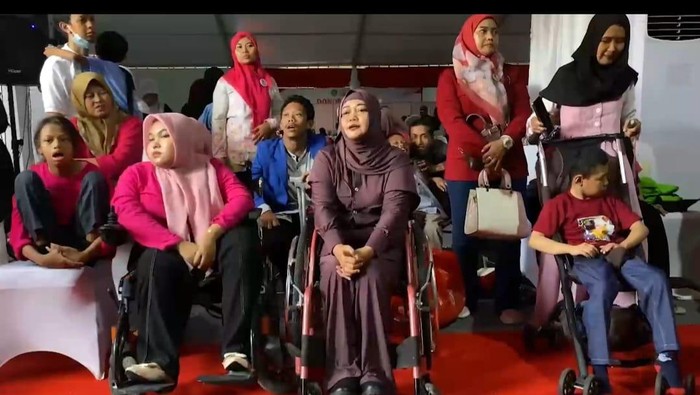 Warga penerima bantuan di Bakti Kesehatan Polri (dok.istimewa)