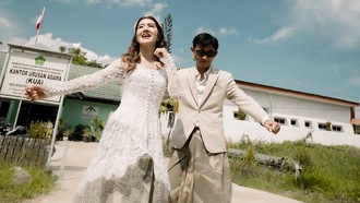 Yono Bakrie Cerita Alasan Nikahi Vini Caroline di KUA dan Gak Gelar Resepsi