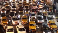 Secara global, kota dengan tingkat kemacetan terburuk di dunia adalah Barranquilla, Kolombia, dengan waktu tempuh 36 menit 6 detik per 10 km. Disusul Kolkata, India, di peringkat kedua dengan waktu tempuh 34 menit 33 detik. (Debajyoti Chakraborty/NurPhoto via Getty Images)  