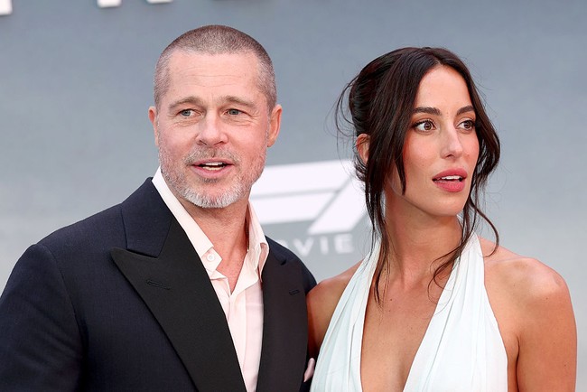 Penampilan langka Brad Pitt dan Ines de Ramon menuai atensi di premier film ‘F1’ meski bukan pertama kali memperkenalkan sang kekasih kepada publik. Brad pun tak ragu menggandeng dan memeluk Ines yang terlihat menawan dalam kesempatan tersebut.Foto: Getty Images/Dimitrios Kambouris