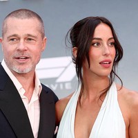 Penampilan langka Brad Pitt dan Ines de Ramon menuai atensi di premier film ‘F1’ meski bukan pertama kali memperkenalkan sang kekasih kepada publik. Brad pun tak ragu menggandeng dan memeluk Ines yang terlihat menawan dalam kesempatan tersebut.Foto: Getty Images/Dimitrios Kambouris