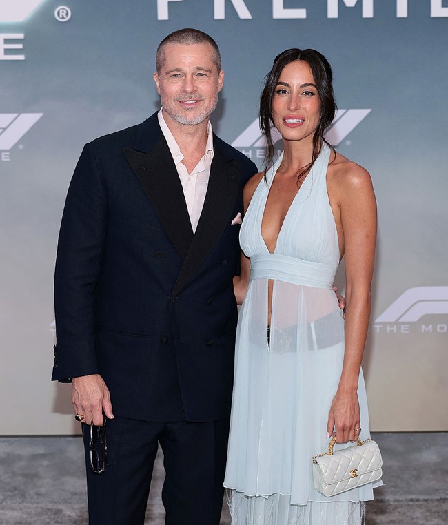 Sebelumnya, Brad Pitt dan Ines de Ramon menuai sorotan ketika terlihat double date bersama Bradley Cooper dan Gigi Hadid. Keduanya tampak semakin tak ragu menampilkan kemesraan di publik. Foto: Getty Images/Dimitrios Kambouris